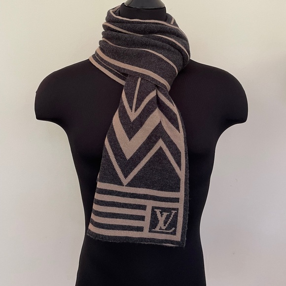 Louis Vuitton Scarf Cashmere Reversible Wrap - Picture 8 of 9
